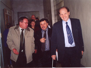 Пример активного участия в голосовании всегда подает профессорско-преподавательский состав НовГУ. На снимке (слева направо): ректор ГИ А.П. Донченко, профессор НовГУ М.М. Прусак и президент НовГУ А.Л. Гавриков.