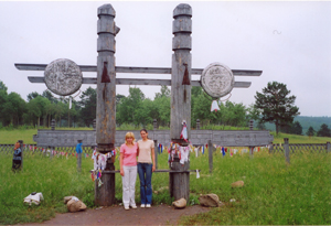 Сэргэ - деревянные столбики с множеством подвязанных лоскутков-вязанок - здесь не редкость; по бурятскому обычаю этот знак поклонения своему роду символизирует 