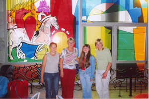 Преподаватели кафедры С.Г. Давыдова и Н.Л. Мухортова со своей бывшей студенткой Викторией Васильевой, которая работает в Москве в туристическом агентстве, получает второе образование менеджера по туризму: 