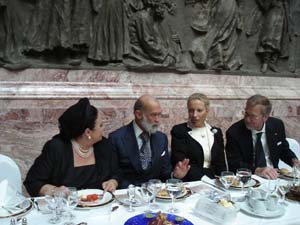 На поминальном обеде присутствовали Ее Императорское Высочество Мария Вларимировна (слева) и принц Майкл Кентский (2-й слева).