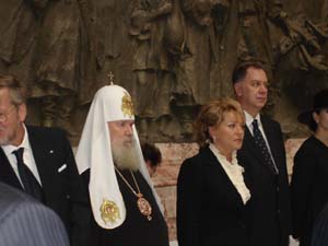 На поминальном обеде: Патриарх Всея Руси Алексий II, губернатор Санкт-Петербурга В.Матвиенко, министр культуры РФ А.Соколов.