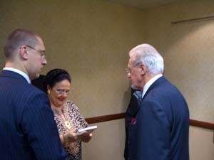 Вручение Великой Княгине Марии Владимировне от имени президента НовГУ А.Л. Гаврикова сборника материалов генеалогической конференции 