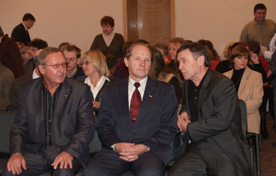 Руководители НовГУ (слева направо) А.П. Донченко, А.Л. Гавриков и В.Г. Григорьев, преподаватель ФФ.