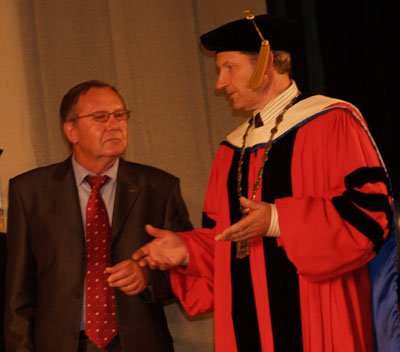 Слева направо: руководитель Гуманитарного института А.П. Донченко и ректор НовГУ А.Л. Гавриков).