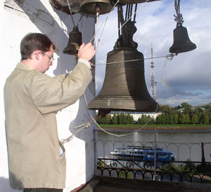 Вячеслав Волхонский на звоннице в Санкт-Петербурге.