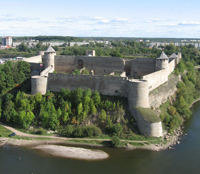 На правом берегу реки Наровы по приказу Ивана III в 1492 г. начато строительство крепости, достроенной в 1507-1509 гг.