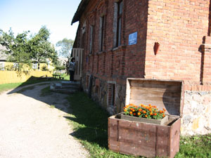 Официально здания для общественного богослужения почти на протяжении всей долгой истории пребывания старообрядцев были запрещены, и богатые купцы строили моленные, якобы для своей семьи. На переднем плане сундук, переделанный под клумбу, - у староверов никакая вещь не пропадает.