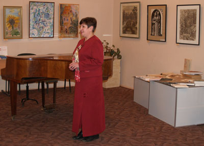 Директор музея истории НовГУ Л.А. Вавилова открывала выставку.