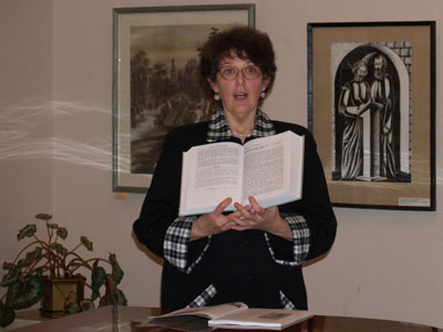 Сотрудник библиотеки НовГУ Н.М. Морылева представила раритетное издание.