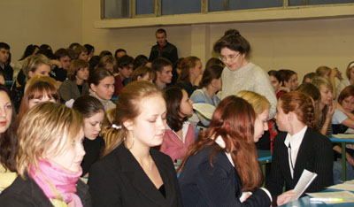 Активно задавали студенты вопросы, помогала им Т.А. Лисицына (в центре).