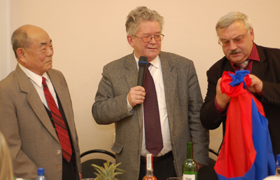 Поздравление Л.В. Ким (слева направо) принимает от директора ИЭУ П.В. Никифорова и его заместителя Е.А. Бондаренко.