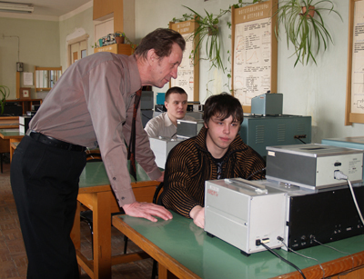 Ведущий электроник ФТТМ (ИЭИС) Ю.П. Козловский ведет занятия со студентами кафедры физики твердого тела и микроэлектроники.