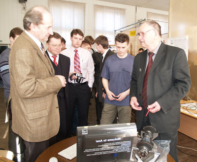 ФИТ растит изобретателей - ректор НовГУ доволен! На фото (слева направо): А.Л. Гавриков, В.В. Тимофеевф (УСПО) и В.М. Емельянов со студентами.