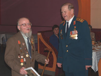 Ветерана войны, профессора НовГУ М.И. Куликова поздравляет председатель Совета ветеранов НовГУ А.А. Черезов.