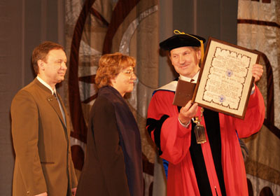 В Ярославов день, 7 декабря 2006 года, Ольга Грауманн стала Почетным доктором НовГУ. На фото (слева направо): начальник управления международной деятельности НовГУ А.Г. Ширин, Ольга Грауманн и ректор НовГУ А.Л. Гавриков.