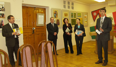 Международная деятельность НовГУ не ограничивается только учебой и наукой, студенты-иностранцы рады демонстрировать свое творчество: в марте была выставка художественного творчества (на фото), а 18 мая состоится фестиваль искусств.