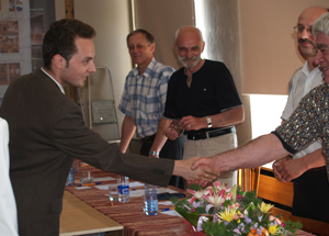 Выпускника Василия Кудинова поздравляют с успешной защитой члены комиссии (справа налево): директор 