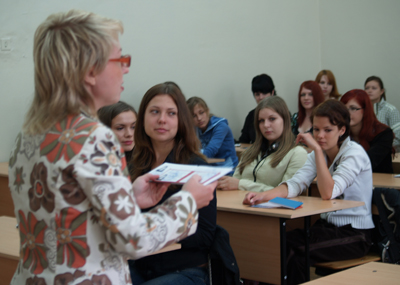 Заведующая отделением журналистики филологического факультета Т.Л. Каминская вручает студенческие билеты первокурсникам.