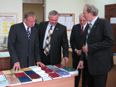 Пособия, учебники и методички ждут студентов-медиков, а пока их с интересом рассматривают (на фото Н.Абрамовой слева направо) губернатор С.Г. Митин, директор ИМО профессор В.Р. Вебер, председатель комитета здравоохранения Новгородской области В.А. Медик и ректор НовГУ А.Л. Гавриков.