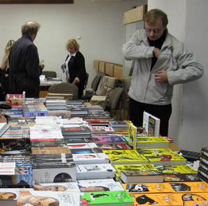 Илья Бояшов, писатель, на выставке в библиотеке.