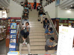 В китайских книжных магазинах, если не хватает денег, можно почитать прямо на лестнице.