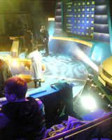 В перерыве съемок главным действующим лицом на площадке становится обычная бабушка-убощица.