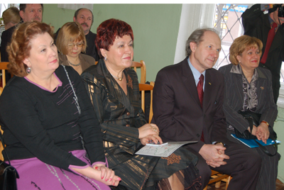 Фото (слева направо): председатель Попечительского совета ИНПО Г.С. Матвеева, директор ИНПО Р.М. Шерайзина, ректор НовГУ А.Л. Гавриков и глава городского комитета по образованию Т.П. Алексеева.