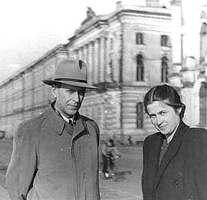 Д.С. Лихачев и Наталья Николаевна Масленникова. Фото с официального сайта Н. Н. Масленниковой.