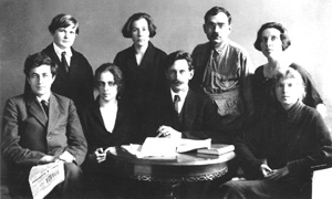 Выпускники исторического факультета ЛГПИ им. А.И. Герцена со своими преподавателями А.Е. Кудрявцевым (сидит в центре) и В.Н. Бернадским (слева сидят Н.С. Масленников и его жена Г.В. Проскурякова) (1926 г.). 