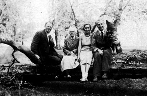 Н.С. Масленников с женой Н.А. Спицыной, тёщей Е.А. Спицыной и Г.К. Шихановым в парке в Антоново (1939-1940 г.)