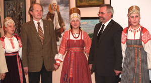 Ректор НовГУ А.Л. Гавриков (слева) и директор ИМО НовГУ В.Р. Вебер с ансамблем 