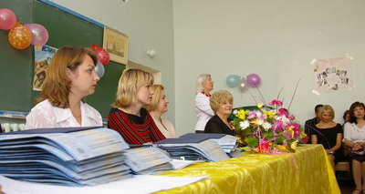 Горка дипломов таяла на глазах.