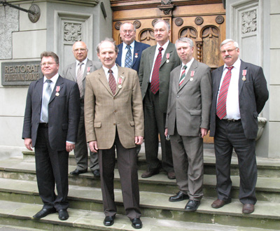 Делегация НовГУ на ступеньках Политехники.