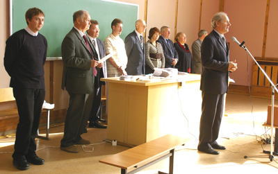 Среди инженеров-технологов девушек мало, но именно им в первую очередь вручили билеты и зачетки. Приветствие от президента НовГУ А.Л. Гаврикова и всей команды ФИТ