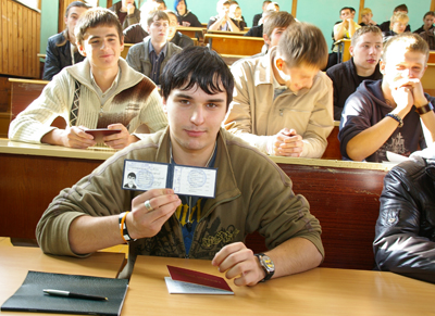 Будущему электронщику пока еще трудно представить насколько весомой может быть эта книжка. Зачетная.