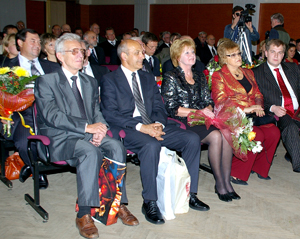 Слева направо первый ряд: Ю.М. Таиров, Д.В. Пузанков, М.А. Гаврикова, Л.А. Вербицкая и первый заместитель губернатора Б.В. Воронцов; второй ряд: председатель комитета образования В.Н. Аверкин, В.Ф. Литвинов (ИСХПР), проректор по информатизации НовГУ Н.В. Курмышев. 