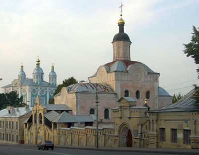 Успенский собор Смоленска (слева) виден практически из любой точки города.