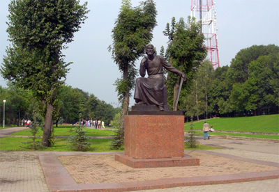 Памятник строителю стен Смоленска Федору Коню в пешеходной зоне города.