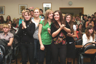 Полный зал, активные первокурсники - все говорит о том, что конкурс в ИЭУ устойчивый, а спрос на специалистов есть и будет.