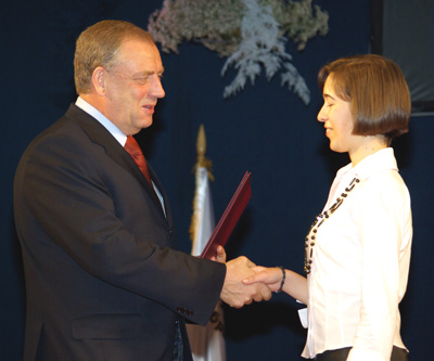 Каждому успешному школьнику, преподавателю и студенту губернатор области С.Г. Митин лично вручал награды и поздравлял с праздником.