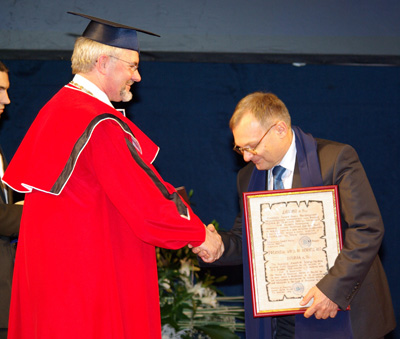Проректор Технического университета Анджей Наперальский, Почетный доктор НовГУ, принимал награду из рук ректора НовГУ В.Р. Вебера.