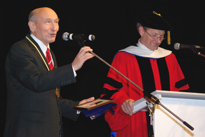 Лауреат медали Ярослава Мудрого Р.Н. Шабалин (слева) благодарил за награду родной университет. Справа - президент НовГУ А.Л. Гавриков зачитывал представления на медалистов.