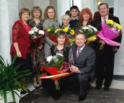 Педагогическая семья Шириных (в центре - ее глава Анна Александровна Ширина) с друзьями-коллегами (крайняя слева Ольга Грауманн, Германия, крайний слева - проректор по МД НовГУ М.Н. Певзнер.