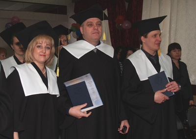 Александр Кузьмичев (на фото в центре) из г. Порхов Псковской области не понаслышке знает, что найти человека с высшим образованием и стажем работы в фармацевтике - большая проблема. Ведь он владеет аптечной сетью, а сейчас полученные знания позволят руководить своим бизнесом напрямую.