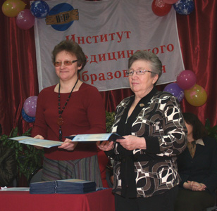 Фото (слева направо): Т.Я. Гагарина, методист ИМО, декан фармацевтического факультета Л.Б. Оконенко.