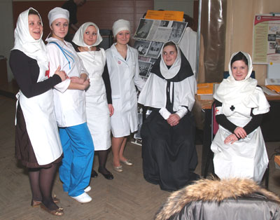 Костюмы сестер милосердия за последние 150 лет представили студенты медколледжа НовГУ.