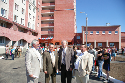 В день открытия общежития (слева направо): В.Р. Вебер, Ю.И. Бобрышев, А.Л. Гавриков и М.В. Нефотькин. 