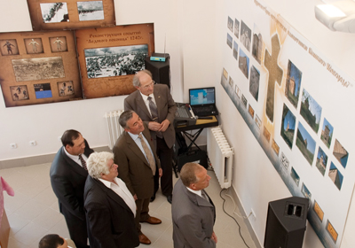 На выставке студенческих работ.