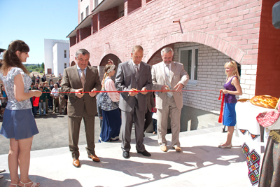 Ленточку перерезают мэр Новгорода, губернатор области и ректор НовГУ. 