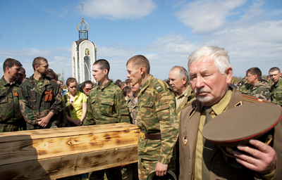 Останки героев обретают вечный покой.